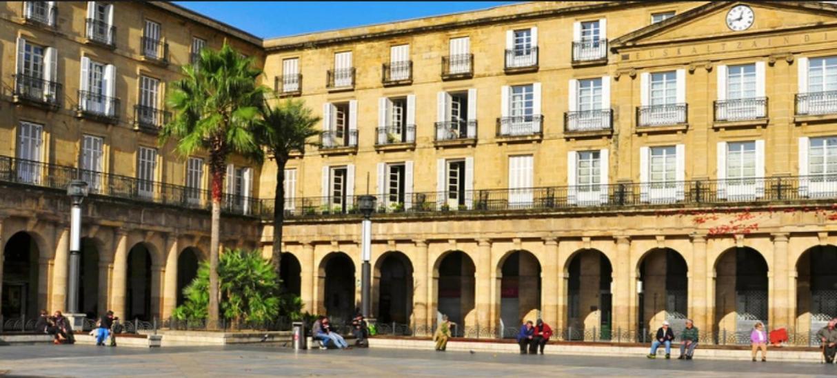 A 5 Minutos Andando Del Casco Viejo, Ayuntamiento, Plaza Circular Y Gran Via De Bilbao Y Proximo A Las 2 Lineas De Metro Luaran gambar