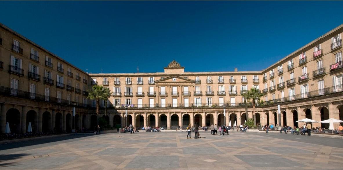 A 5 Minutos Andando Del Casco Viejo, Ayuntamiento, Plaza Circular Y Gran Via De Bilbao Y Proximo A Las 2 Lineas De Metro Luaran gambar